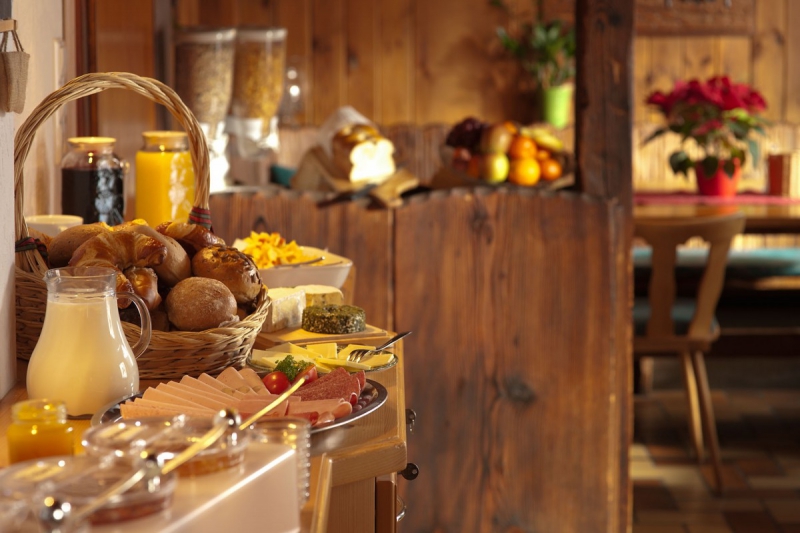 brasserie-GINASSERVIS-min_breakfast_buffet_food_restaurant_meal_hotel_plate_fresh-718745